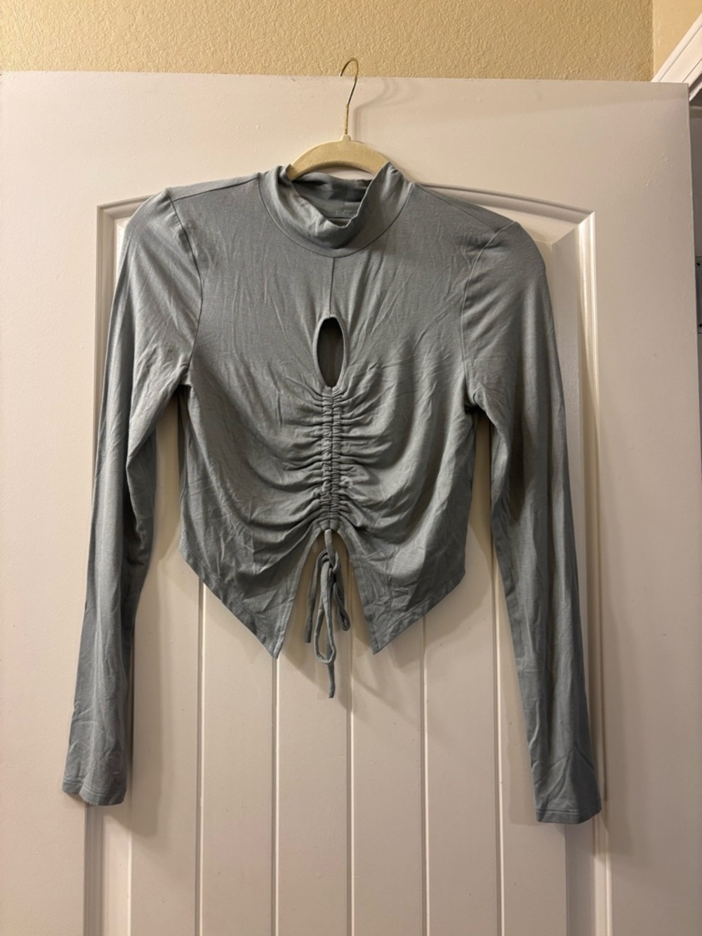 Women’s Long Sleeve Ruched Keyhole Crop Top - Light Gray